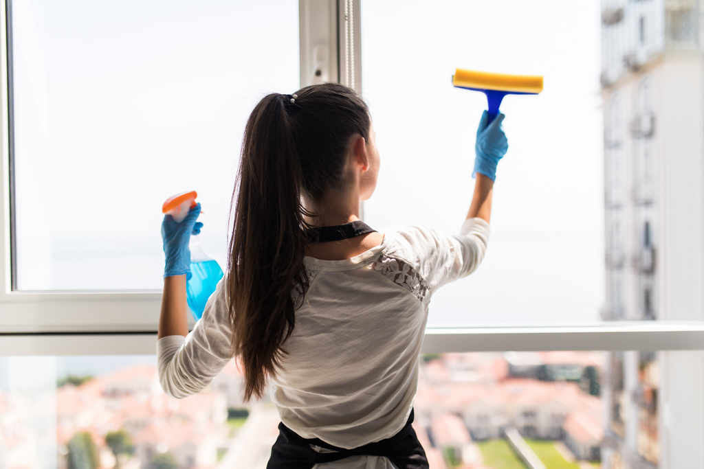 Femme nettoyage vitre